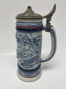 Vintage 1981 Avon Flugzeug Keramik Stein mit Metalldeckel #178757. Made In Brazil - Bild 1 von 12