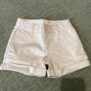 Gap - Girls - pink denim shorts - size 4 - NWOT - Picture 1 of 2