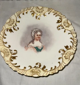 PIATTO RITRATTO dama francese vintage Limoges 9 1/4" con intricato bordo oro - Foto 1 di 3