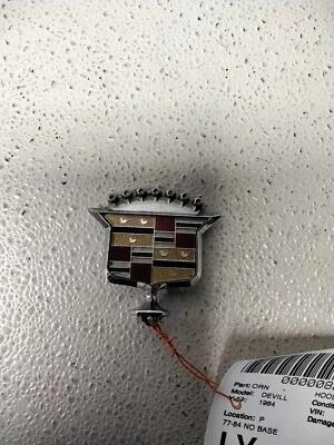 Cadillac Deville 1977-84 adorno de capucha Foto 1 de 2