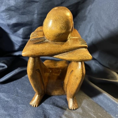 Estátua abstrata esculpida à mão de madeira 8 pol. "homem em repouso" escultura decoração estatueta - Imagem 1 de 4