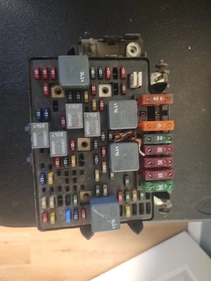 1999 - 2002 雪佛兰索罗德郊太浩保险丝盒接线原始设备制造商 12193645-09 — 第 1/1 张图片