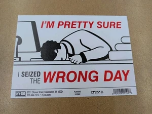 HY-KO 5" X 7" SEQUESTRATO IL GIORNO SBAGLIATO INSEGNA - INSEGNA DIVERTENTE - HYKO - Foto 1 di 1