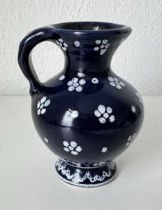 Gmundner Keramik Dirndl blau Blumenvase 11,5 cm GK1865 (2503DE1) 09/25 - Imagen 1 de 5