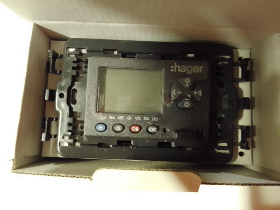 HAGER EK539N CRONOTERMOSTATO DIGITALE SETTIMANALE DA INCASSO A BATTERIE 2x1.5 AA - Immagine 1 di 1