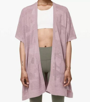 Poncho Lululemon Find Your Light Wrap nuevo con etiquetas O/S muy buen estado color malva precio de venta sugerido por el fabricante 128 USD Foto 1 de 4