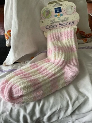 Calcetines Earth Therapeutics Dream Silk acogedores con infusión de manteca de karité rosa y crema NUEVO Foto 1 de 2