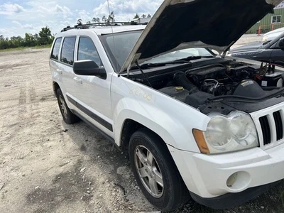 Moldura inferior negra de cuarto de vidrio para pasajeros para 05-10 GRAND CHEROKEE 104856701 Foto 1 de 4