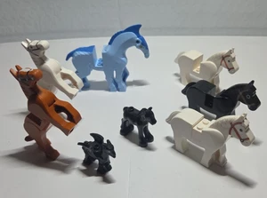 Menge 8 gemischte Lego Pferde Lot 4493c01pb04, 4493c01pb02 schwarz weiß braun blau - Bild 1 von 10
