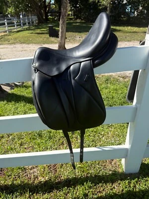 Sillín de doma Devoucoux Makila Lab 2016 monoflap, asiento de 18,5 " negro con azul  Foto 1 de 3