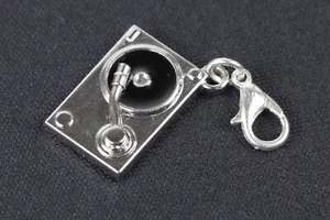 Plattenspieler Schallplatte Turntables DJ Charm Disko Musik Anhänger Miniblings - Picture 1 of 5