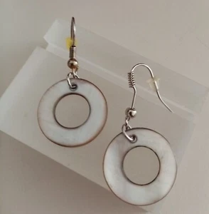 Ohrhänger aus Perlmutt  Durchmesser 2 cm naturweiß - Bild 1 von 3