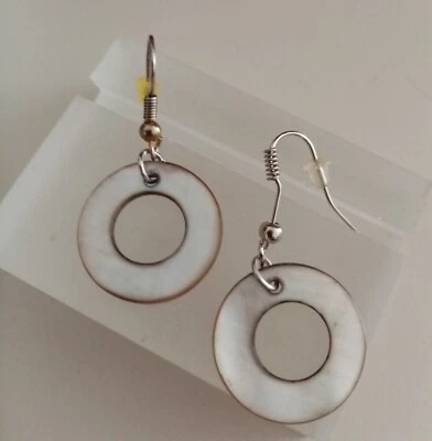 Ohrhänger aus Perlmutt  Durchmesser 2 cm naturweiß - Bild 1 von 3