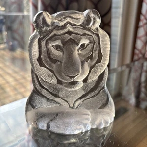 Mats Jonasson Sweden Signed Tiger Sculpture Crystal Paperweight Royal Krona FLAW - Picture 1 of 19