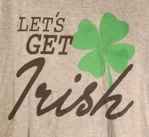 Camiseta Gildan "Let's Get Irish" Frase con Trébol de Cuatro Hojas Día de San Patricio - Imagen 1 de 6