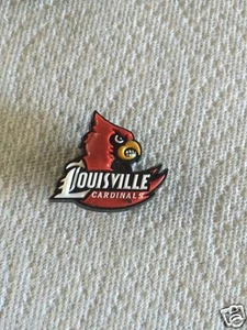CIONDOLO SCARPA LOUISVILLE CARDINALS JIBBITZ LOGO LOUISVILLE JIBBITZ NCAA JIBBITZ - Foto 1 di 1