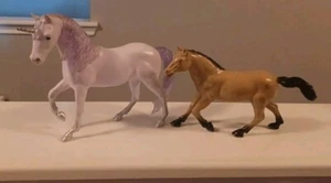 Un unicornio y un caballo de plástico - Imagen 1 de 10