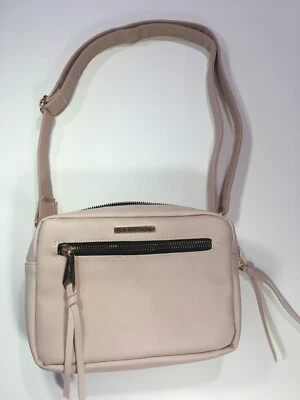 Cartera Bandolera Pequeña Rampage Rosa Claro; Correa Larga Desmontable; Borlas; Dorado  Foto 1 de 4
