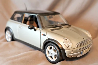 MINI Cooper R50 Model Car Diecast 1:18 Scale Silver Black Roof England British - Image 1 of 4