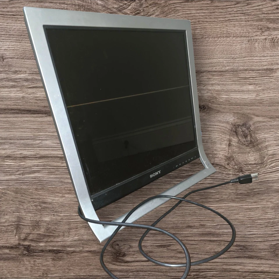 Sony SDM-HS95P LCD Monitor 19 Inch 1280x1024 12ms Response Retro Gaming Vintage - Image 1 of 3