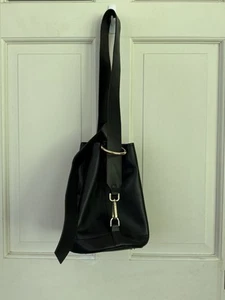 Calvin Klein Damen Neuheit Round Bucket Schultertasche Sling Schwarz Cool Girl - Bild 1 von 15