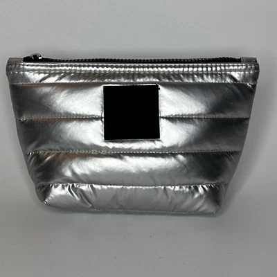 Bolsa de viaje organizacional Think Royln plateada acolchada metálica Foto 1 de 4