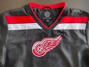 Neu mit Etikett - Detroit Red Wing bestickter PULLOVER Jacke Herren S/M schwarz NHL lizenziert - Bild 1 von 10