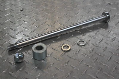 2007 SUZUKI BOULEVARD S50 REAR AXLE 64711-38a11 - Imagem 1 de 4