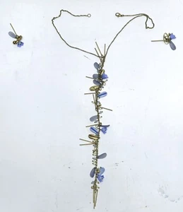 Juego de collar y pendientes de clip vintage en tono dorado con flores periwinkle.  - Imagen 1 de 19