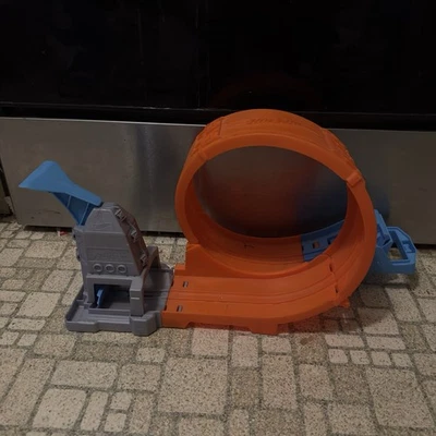 Hot Wheels Loop Stunt Champion Track Set with Dual-Track Loop, Dual Launch - Image 1 of 4