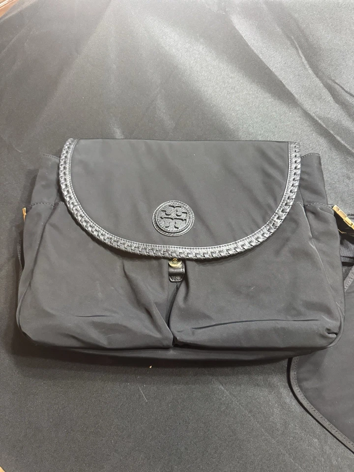 Bolso de mano mensajero de cuero negro de nailon con cambiador TORY BURCH Foto 1 de 4