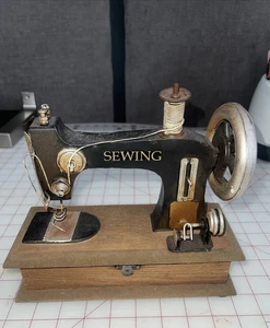 Máquina de coser decorativa vintage sobre caja de madera almacenamiento - Imagen 1 de 10
