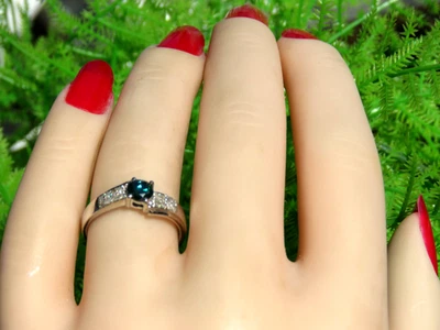 Anillo de compromiso de cóctel de diamantes azules y blancos naturales de oro blanco sólido de 14 quilates 7,25 Foto 1 de 4