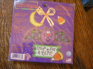 2001 Dimensions Halloween Whimsies DROP IN FOR A BITE Bat Kit punto croce ~ Nuovo con scatola! - Foto 1 di 3