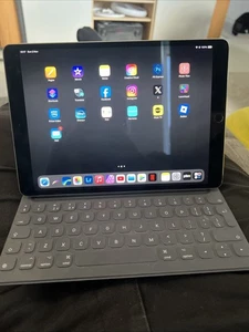 Apple iPad Pro 10.5 256GB Wi-Fi with Apple Keyboard Case Bundle - Picture 1 of 5