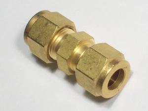 1 - Swagelok Brass Union,  3/8" OD Tube,  B-600-6 - Picture 1 of 2