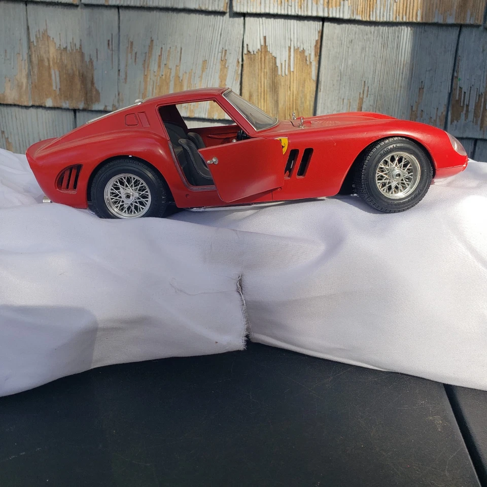 Vintage 1962 Ferrari 250 GTO 1:18 Die-Cast Model by Bburago – Made in Italy - Image 1 of 4