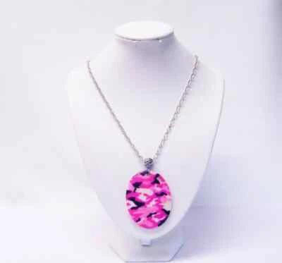 Collar colgante grande fucsia/negro/blanco concha ovalada Foto 1 de 4