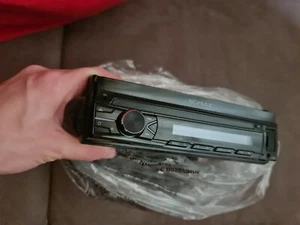 Ausfahrbarers Autoradio - Bild 1 von 9