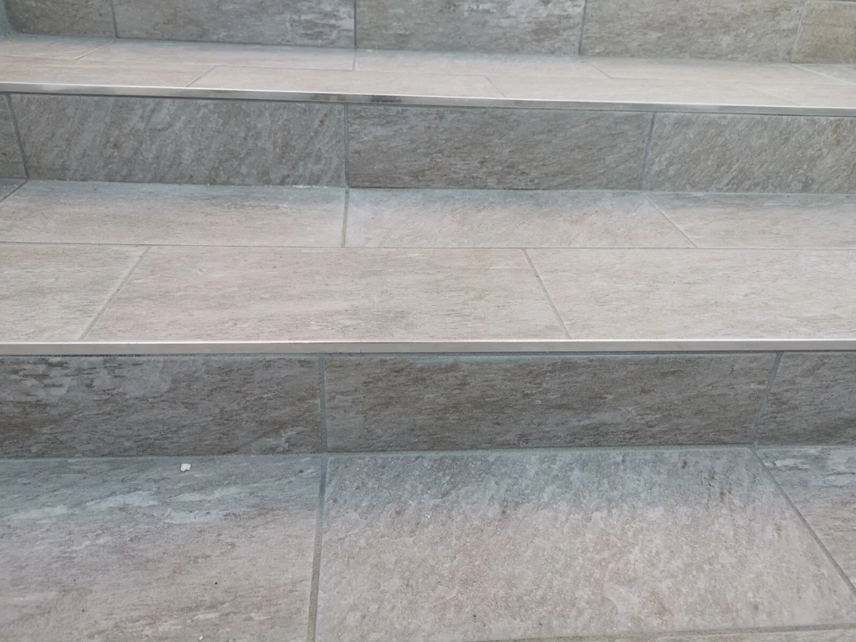 Profili In Acciaio Per Gradini Scale E piastrelle - Immagine 1 di 4