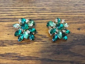 Vintage Gold Tone Clip-On Earrings Green Gems Flowers Fleur De Lis - Picture 1 of 1
