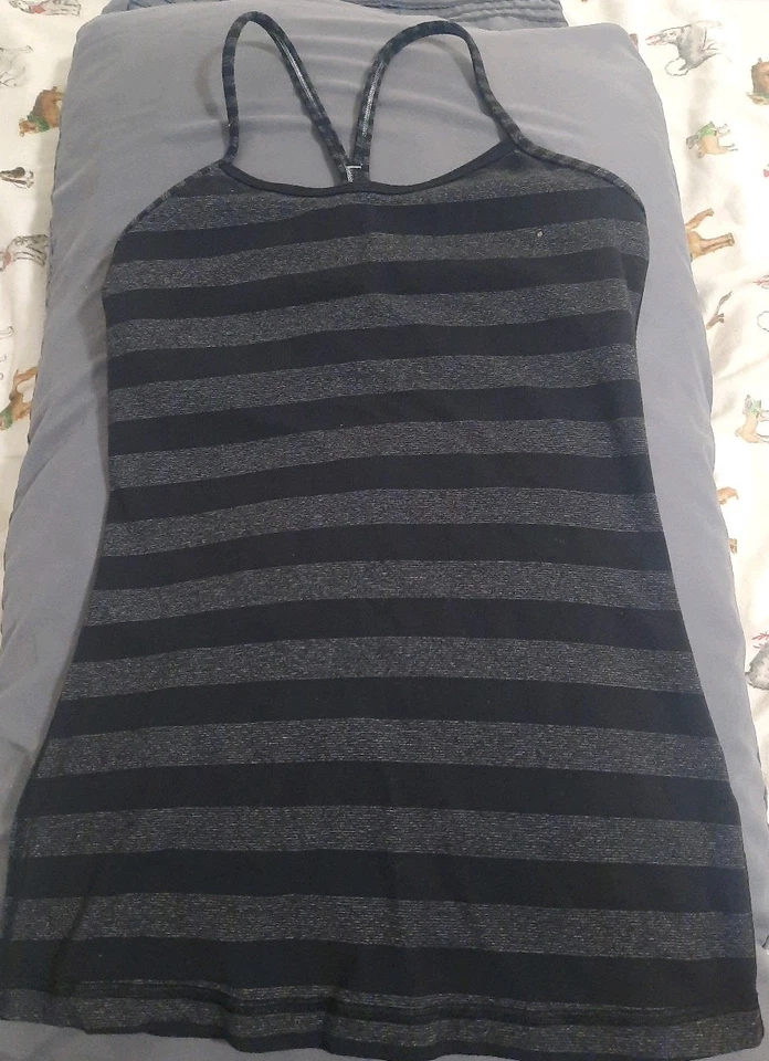 Camiseta sin mangas para mujer Lululemon Flow espalda en Y talla 4 rayas grises y negras. Mancha Foto 1 de 4