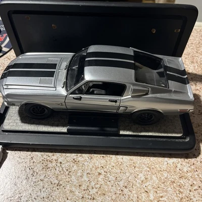 Shelby GT 500 1968 Road Signature escala 1:18 Foto 1 de 4