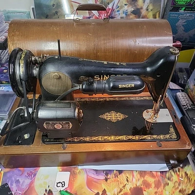 Antigua máquina de coser Singer AU52-17-1 con estuche de madera curvada y pedal ¡Funciona bien! Foto 1 de 4