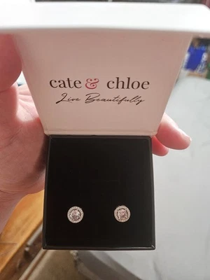 Brincos femininos Cate & Chloe Ariel folheados a ouro branco 18k com halo *caixa aberta - Imagem 1 de 3