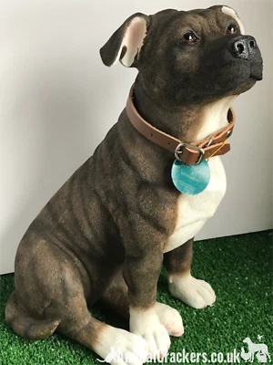 Figura ornamental Xtra grande 26 cm marrón Staffy Staffordshire Bull Terrier Leonardo Foto 1 de 4