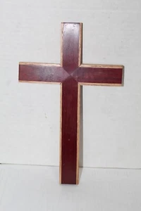 Colgante de pared cruz de madera, hecho a mano corazón púrpura y roble - Imagen 1 de 2