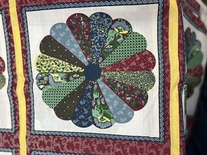 Cheater Quilt Top Dresden plate 86x90  great for spare room   Great gifl - Picture 1 of 3