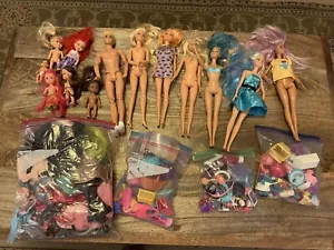 Barbie 100+ Konvolut Kleidung Möbel extra Waschtisch Zubehör andere diverse Puppen - Bild 1 von 21