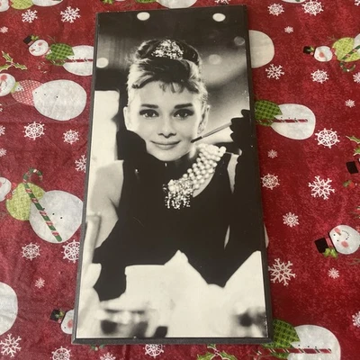 Деревянная табличка с вешалкой AUDREY HEPBURN «Завтрак у Тиффани» — около 7 дюймов x 14 дюймов - Изображение 1 из 4